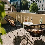 Appartement Residenz Bella Italia - Charmante Unterkunft Im Herzen Von Wuerzburg Mit Balkon, Terrasse Und Parkplatz Im Innenhof!